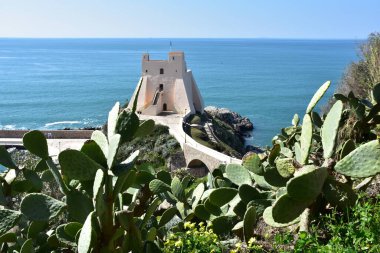 İtalya 'nın Lazio bölgesinde bir ortaçağ kasabası olan Sperlonga' nın panoramik manzarası.