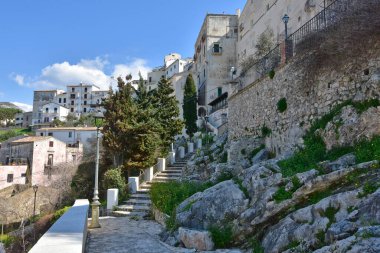 Sperlonga 'nın eski evleri arasında dar bir sokak, Lazio bölgesinde bir ortaçağ köyü, İtalya.