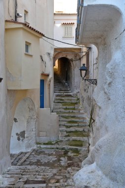 Sperlonga 'nın eski evleri arasında dar bir sokak, Lazio bölgesinde bir ortaçağ köyü, İtalya.