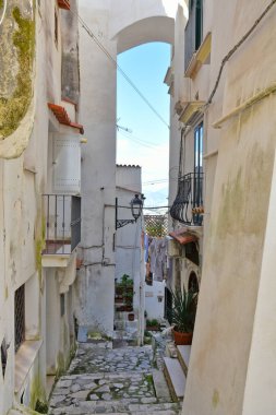 Sperlonga 'nın eski evleri arasında dar bir sokak, Lazio bölgesinde bir ortaçağ köyü, İtalya.