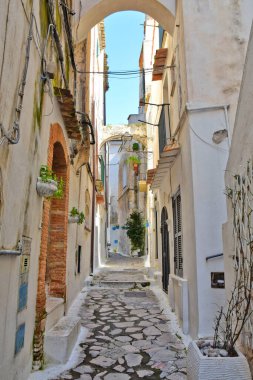 Sperlonga 'nın eski evleri arasında dar bir sokak, Lazio bölgesinde bir ortaçağ köyü, İtalya.