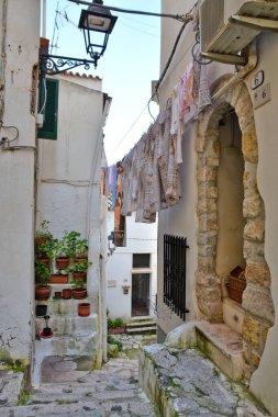 Sperlonga 'nın eski evleri arasında dar bir sokak, Lazio bölgesinde bir ortaçağ köyü, İtalya.