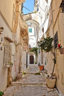 Sperlonga 'nın eski evleri arasında dar bir sokak, Lazio bölgesinde bir ortaçağ köyü, İtalya.