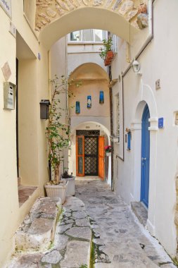 Sperlonga 'nın eski evleri arasında dar bir sokak, Lazio bölgesinde bir ortaçağ köyü, İtalya.