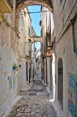 Sperlonga 'nın eski evleri arasında dar bir sokak, Lazio bölgesinde bir ortaçağ köyü, İtalya.