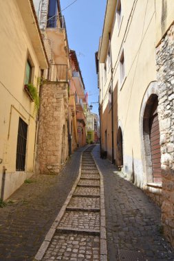 İtalya 'nın Lazio bölgesindeki ortaçağ köyü Priverno' nun eski evleri arasında dar bir sokak..