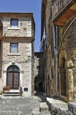 İtalya 'nın Lazio bölgesindeki bir ortaçağ köyü olan Vallecorsa' nın eski evleri arasında dar bir sokak.