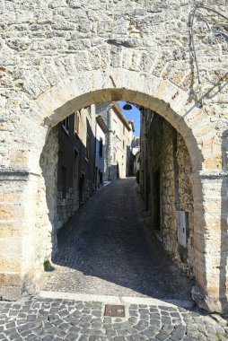 İtalya 'nın Lazio bölgesindeki bir ortaçağ köyü olan Vico del Lazio' nun eski evleri arasında dar bir sokak.