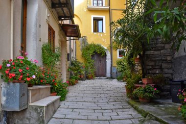 İtalya 'nın Molise bölgesinde bir ortaçağ kasabası olan Giulianova del Sannio' nun eski evleri arasında dar bir sokak..