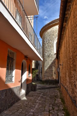 İtalya 'nın Molise bölgesinde bir ortaçağ kasabası olan Giulianova del Sannio' nun eski evleri arasında dar bir sokak..