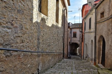 İtalya 'nın Molise bölgesinde bir ortaçağ kasabası olan Giulianova del Sannio' nun eski evleri arasında dar bir sokak..
