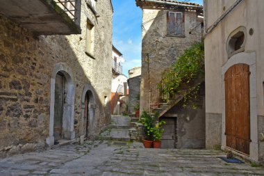 İtalya 'nın Molise bölgesinde bir ortaçağ kasabası olan Giulianova del Sannio' nun eski evleri arasında dar bir sokak..