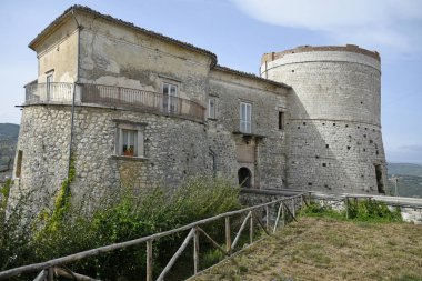 Ferrazzano, İtalya, 10 / 03 / 2020. Molise bölgesinde eski bir kasabadaki ortaçağ şatosunun cephesi..