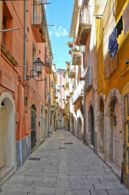 İtalya 'nın Molise bölgesindeki bir ortaçağ kasabası olan Isernia' nın eski evleri arasında dar bir sokak..