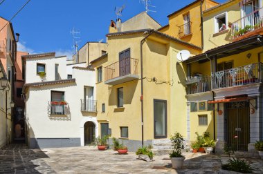 İtalya 'nın Molise bölgesindeki bir ortaçağ kasabası olan Isernia' nın eski evleri arasında dar bir sokak..