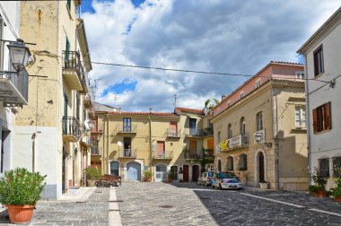 İtalya 'nın Molise bölgesindeki bir ortaçağ kasabası olan Isernia' nın eski evleri arasında dar bir sokak..