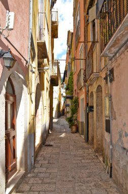 İtalya 'nın Molise bölgesindeki bir ortaçağ kasabası olan Isernia' nın eski evleri arasında dar bir sokak..