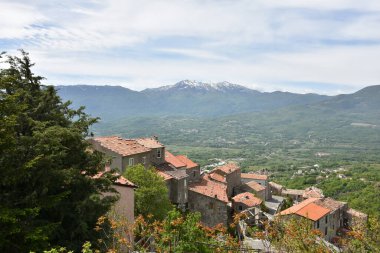 İtalya 'nın Molise bölgesinde bir ortaçağ köyü olan Macchiagodena' nın panoramik manzarası.