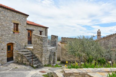 İtalya 'nın Molise bölgesinde bir ortaçağ köyü olan Mirabello Sannitico' nun eski evleri arasında dar bir sokak..