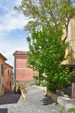 İtalya 'nın Molise bölgesindeki bir ortaçağ köyü olan Macchiagodena' nın eski evleri arasında dar bir sokak..