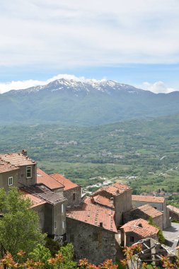İtalya 'nın Molise bölgesinde bir ortaçağ köyü olan Macchiagodena' nın panoramik manzarası.