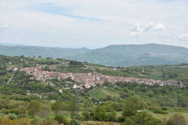 İtalya 'nın Molise bölgesinde bir ortaçağ köyü olan Mirabello Sannitico' nun panoramik manzarası.