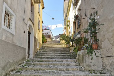 İtalya 'nın Molise bölgesinde bir ortaçağ köyünün eski evleri arasında dar bir sokak..
