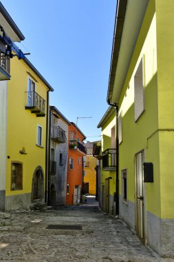İtalya 'nın Molise bölgesinde bir ortaçağ köyünün eski evleri arasında dar bir sokak..