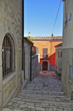 İtalya 'nın Molise bölgesindeki bir ortaçağ köyü olan Sepino' nun eski evleri arasında dar bir sokak..