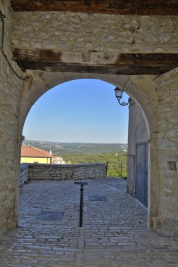 İtalya 'nın Molise bölgesindeki bir ortaçağ köyü olan Sepino' nun eski evleri arasında dar bir sokak..