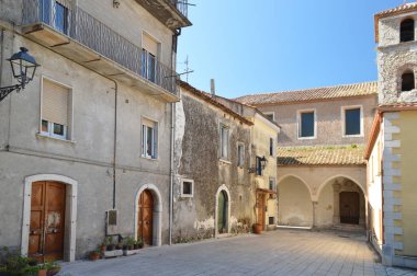 İtalya 'nın Salerno ilindeki bir ortaçağ kasabası olan Teggiano' nun eski evleri arasında dar bir sokak..