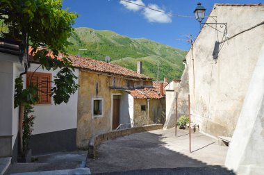 İtalya 'nın Salerno ilindeki bir ortaçağ kasabası olan Teggiano' nun eski evleri arasında dar bir sokak..