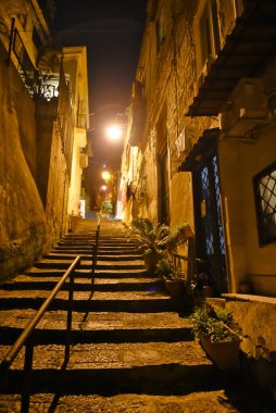 Napoli 'nin tarihi merkezinde dar bir cadde, İtalya.