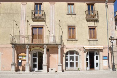 Nusco, İtalya, 04 / 08 / 2017. Avellino 'nun eski bir kasabasındaki antik bir sarayın cephesi..