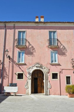 Nusco, İtalya, 04 / 08 / 2017. Avellino 'nun eski bir kasabasındaki antik bir sarayın cephesi..