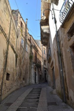 İtalya 'nın Sicilya bölgesindeki eski bir kasaba olan Modica evleri arasında dar bir sokak..