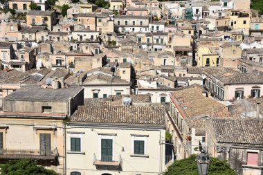 Modica 'nın panoramik manzarası, Sicilya bölgesindeki eski bir kasaba, İtalya.