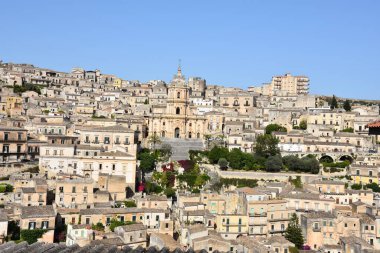Modica 'nın panoramik manzarası, Sicilya bölgesindeki eski bir kasaba, İtalya.