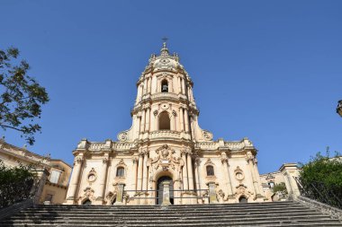 Modica, İtalya, Haziran 2019. Eski bir Sicilya kasabasındaki bir kilisenin cephesi.