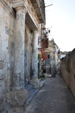 İtalya 'nın Sicilya bölgesindeki eski bir kasaba olan Modica evleri arasında dar bir sokak..