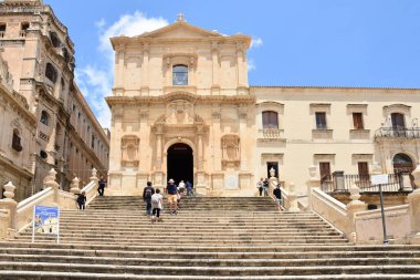 Noto, İtalya, Haziran 2019. Sicilya şehrinin tarihi merkezinde bir cadde.