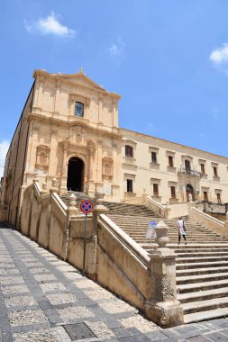 Noto, İtalya, Haziran 2019. Sicilya şehrinin tarihi merkezinde bir cadde.