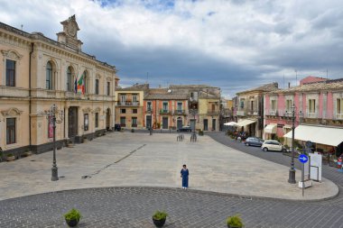 Palazzolo Acreide, İtalya, Haziran 2019. Sicilya şehrinin ana meydanının manzarası.