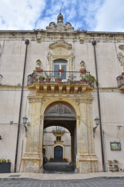 Palazzolo Acreide, İtalya, Haziran 2019. Sicilya şehrinde eski bir sarayın cephesi.