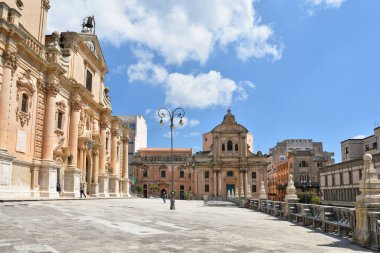 Ragusa, İtalya, 06 / 07 / 2019. Sicilya şehrinin ana meydanının manzarası.