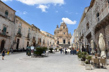 Ragusa, İtalya, 06 / 07 / 2019. Sicilya şehrinin ana meydanının manzarası.