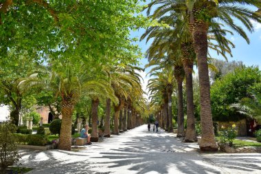 Ragusa, İtalya, Haziran 2019. Sicilya şehrinde halka açık bir parkın bulvarı..