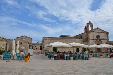 Marzameni, İtalya, Haziran 2019. Sicilya sahilindeki küçük bir köyün meydanı..