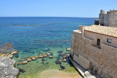 İtalya 'nın Siracusa şehrinde küçük bir sahil..