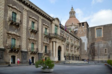 Catania, İtalya, 14 Ekim 2016. Ortaçağ manastırından elde edilen bir binada üniversitenin ön cephesi ve girişi.
